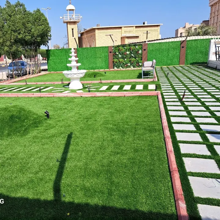 حديقة بعشب صناعي وممرات ونافورة في الكويت